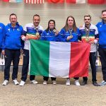 Le medaglie italiane con il capo delegazione e gli allenatori